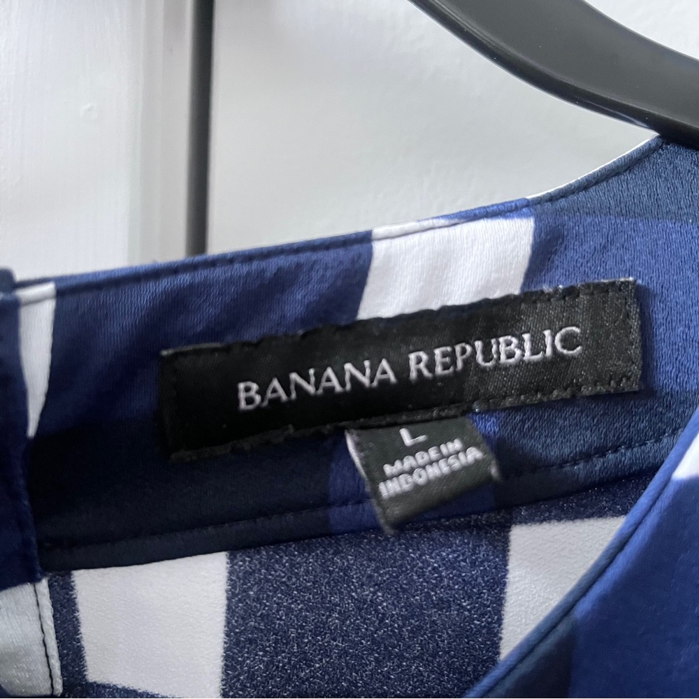 Banana Republic Navy and White Gingham Satin Crewneck Blouse - Picture 2 of 9